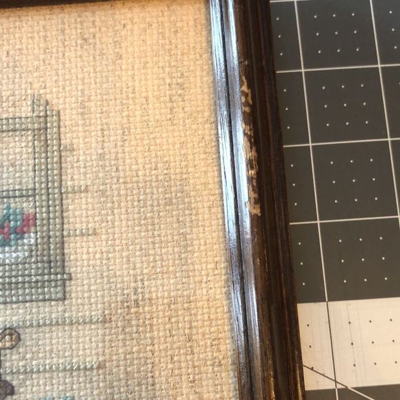 Two matching framed cross stitch pieces depicting flowers/antique chairs/quilt - Picture 6 of 16